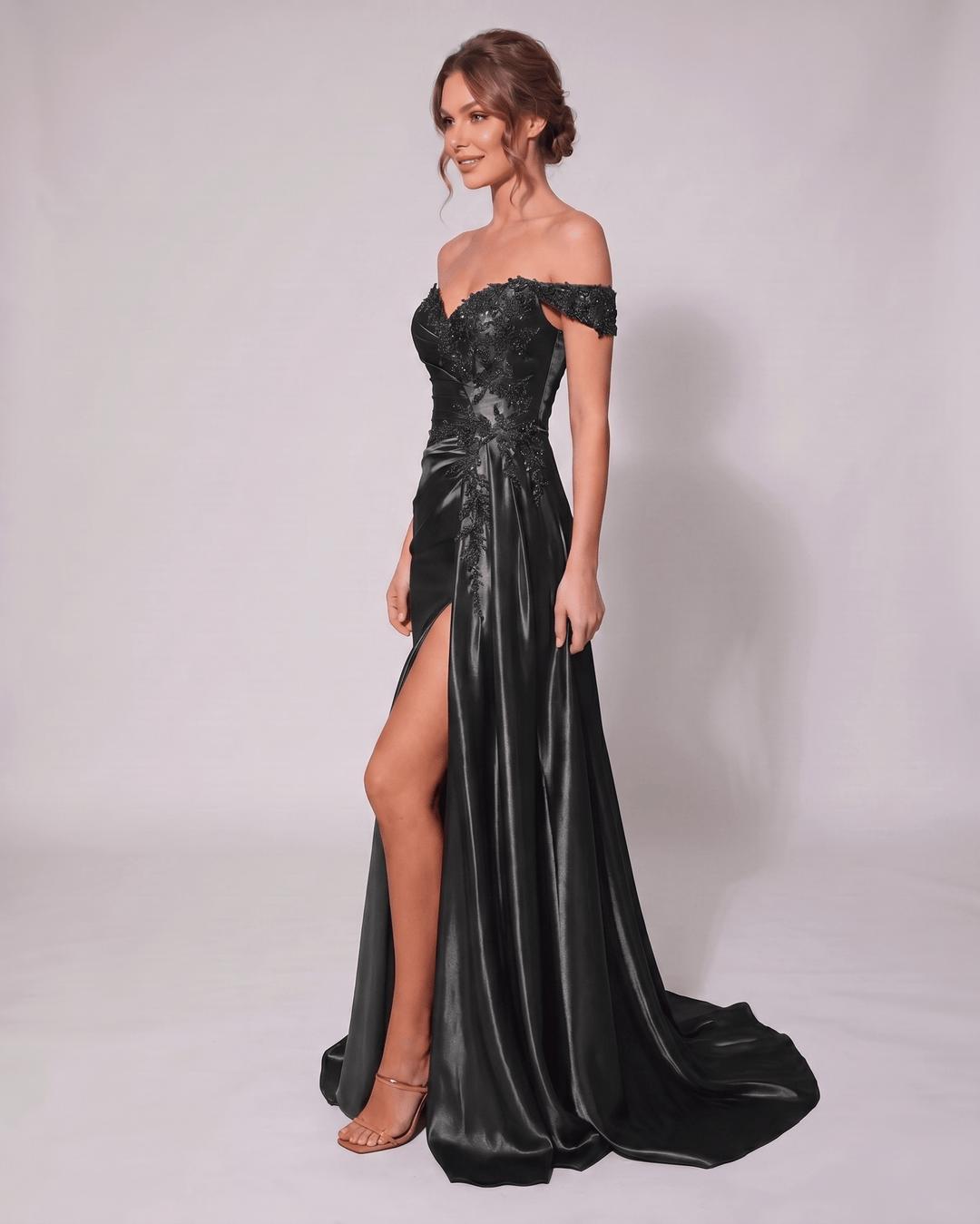 Vestido formal veloura grafito, escote corazón, silueta sirena. Estilo minimalista.