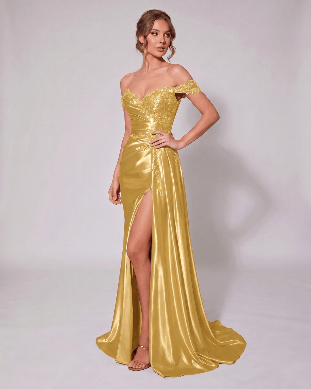 Vestido de veloura azul cielo, escote corazón, corte sirena. Ligero y elegante.