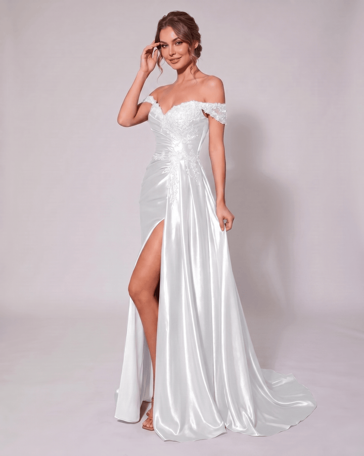 Vestido de noche veloura ciruela oscuro, sin mangas, escote corazón. Sofisticado.