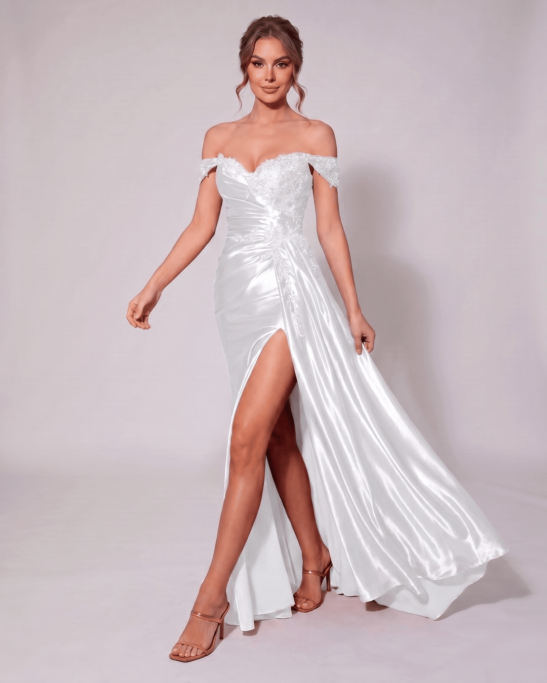 Vestido de invitada veloura rojo escarlata, escote corazón, sirena. Pasión en la noche.