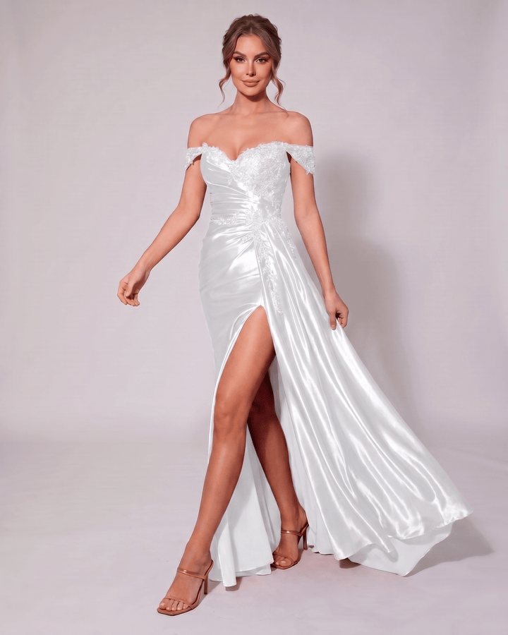 Vestido de invitada veloura rojo escarlata, escote corazón, sirena. Pasión en la noche.