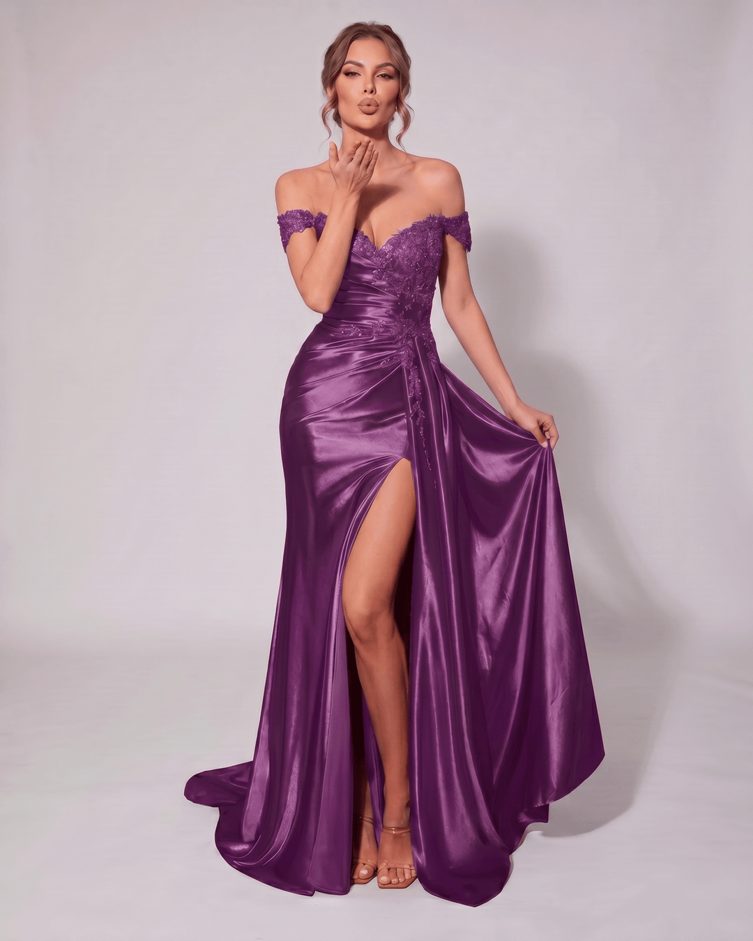 Vestido de gala veloura champán, sin mangas, escote corazón. Brillo sutil para la noche.
