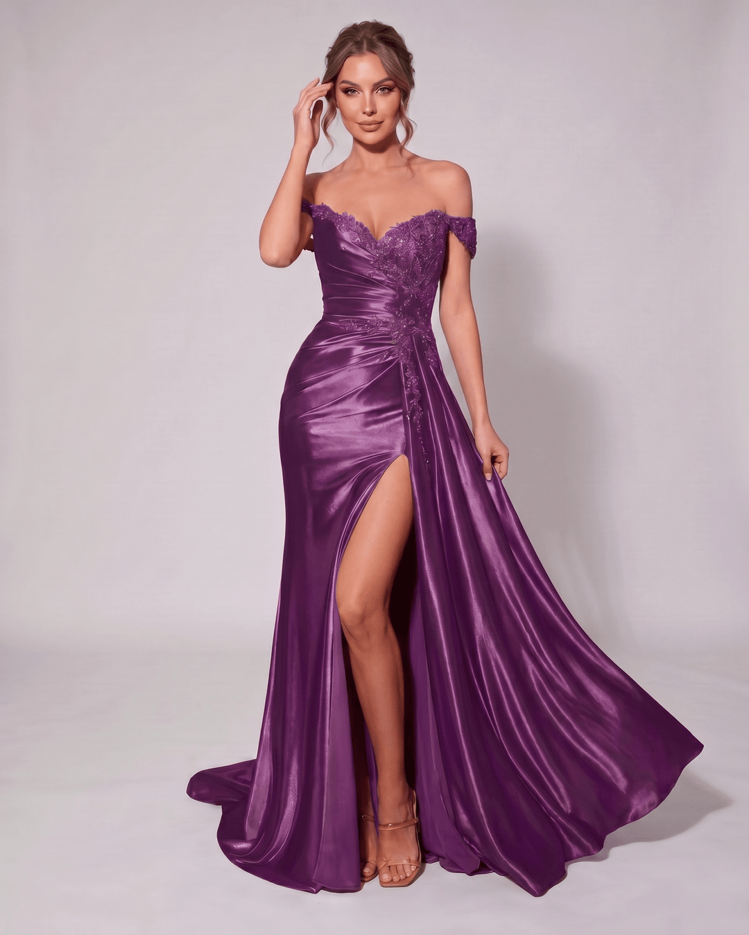 Vestido formal veloura coral, escote corazón, corte sirena. Para un estilo audaz.