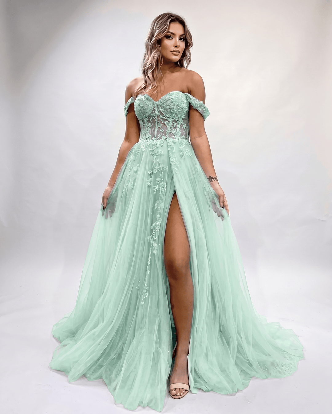 Vestido maxi elegante para mujer, con escote corazón y abertura lateral. Ideal para fiesta.