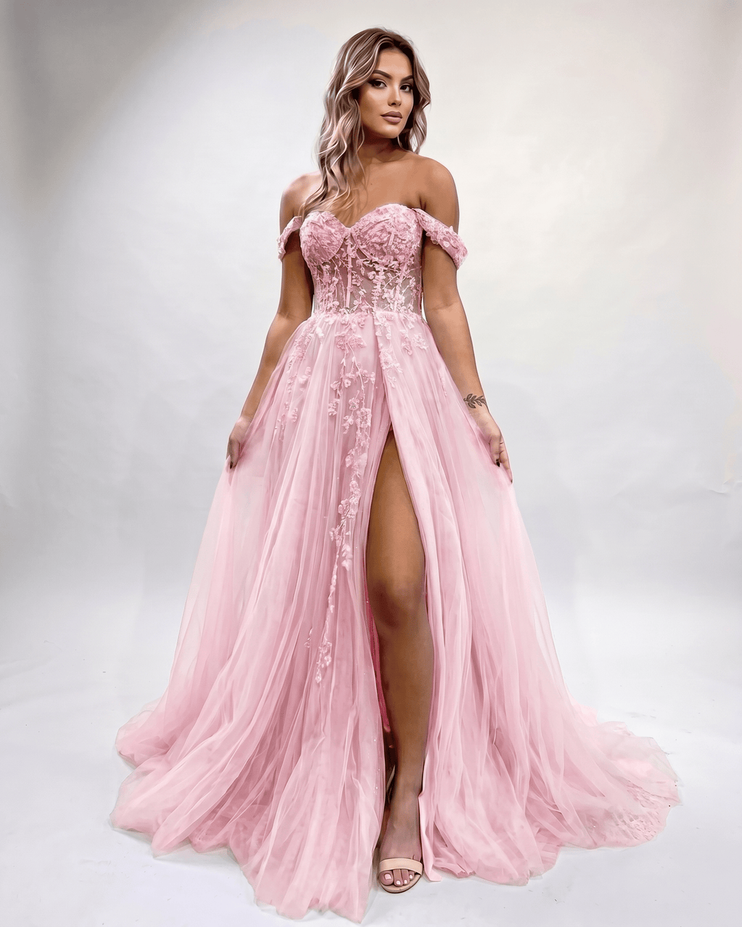 Vestido formal glamuroso con escote corazón y abertura lateral. Perfecto para fiesta.