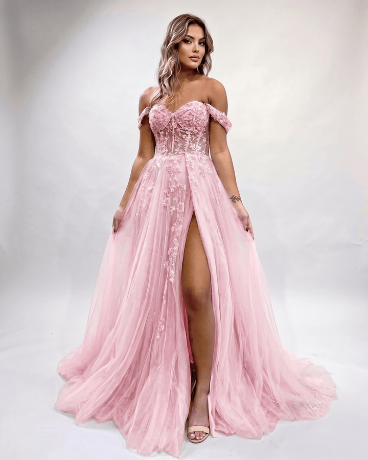 Vestido formal glamuroso con escote corazón y abertura lateral. Perfecto para fiesta.