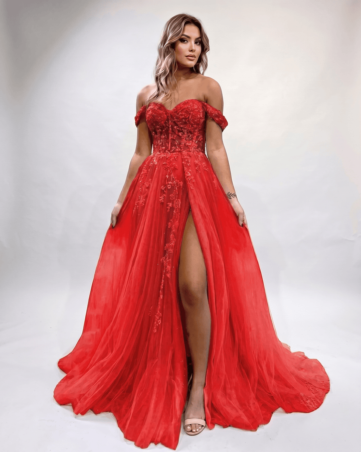 Vestido de noche atractivo con abertura lateral y escote corazón, para evento especial.