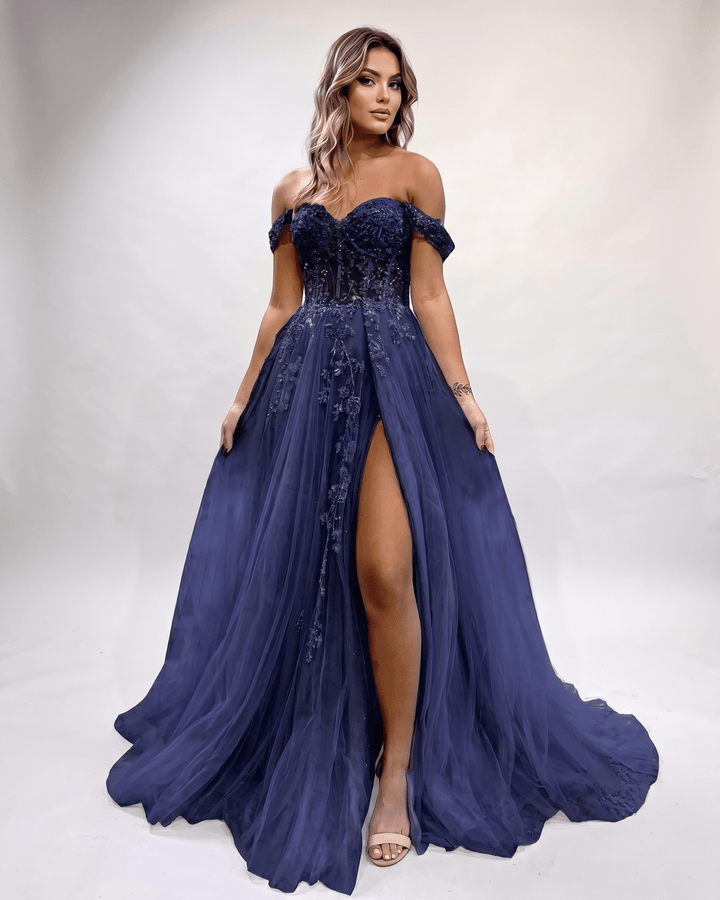 Vestido de noche glamuroso de mujer con escote corazón y abertura lateral. Para graduación.