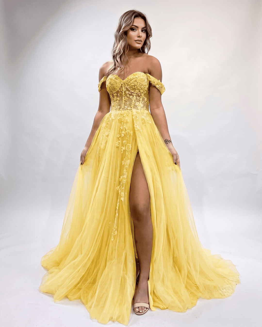 Vestido formal deslumbrante con escote corazón y abertura lateral. Estilo maxi.