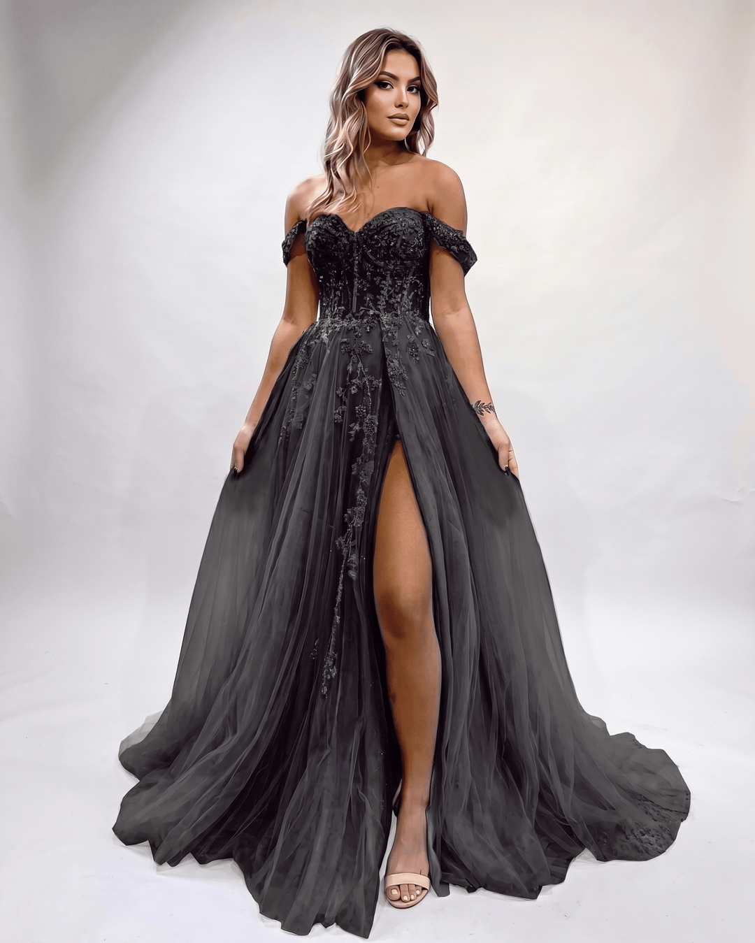Vestido de fiesta distinguido con escote corazón y abertura lateral. Para ocasiones especiales.