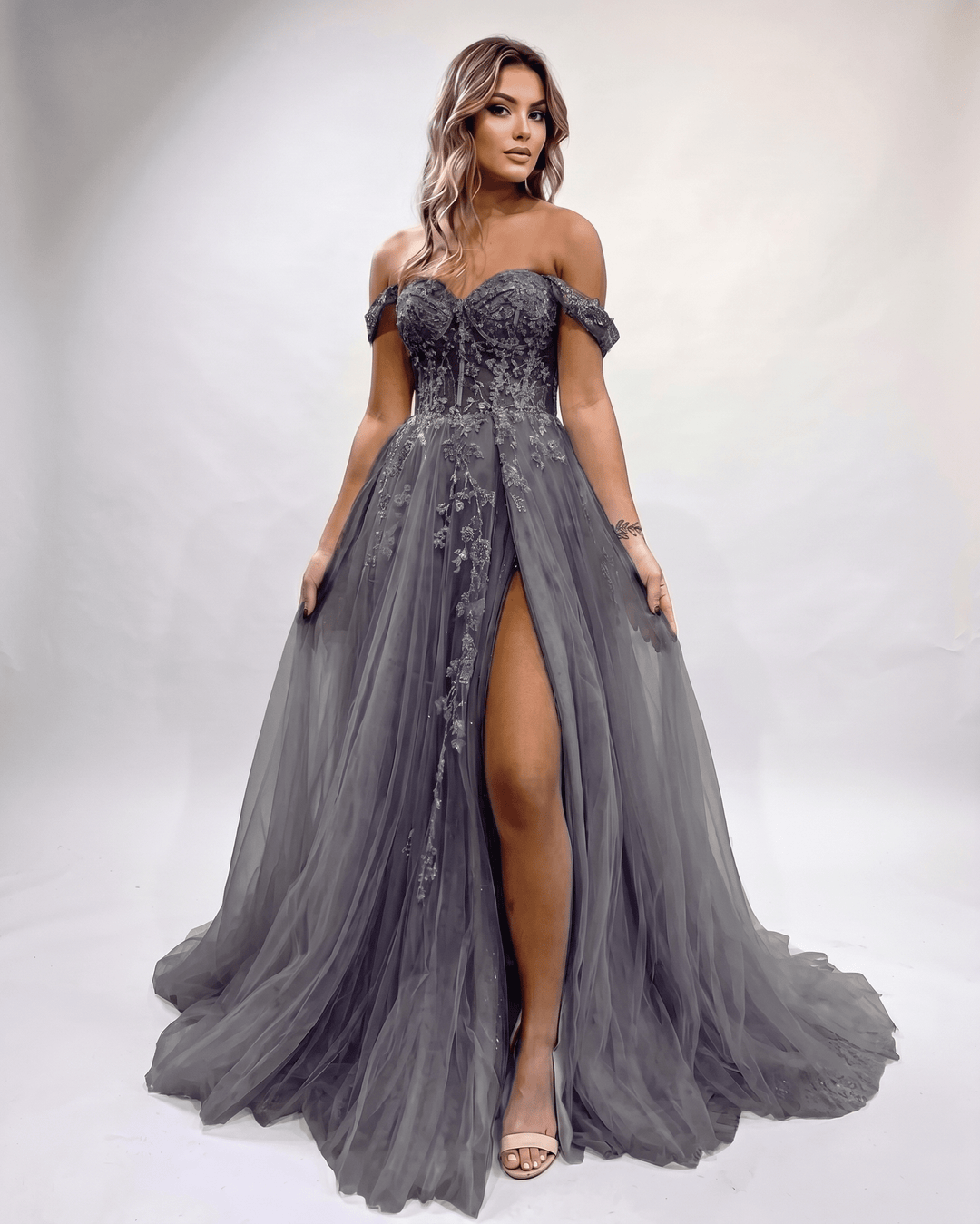 Vestido elegante glamuroso de mujer con escote corazón y abertura lateral. Para graduación.