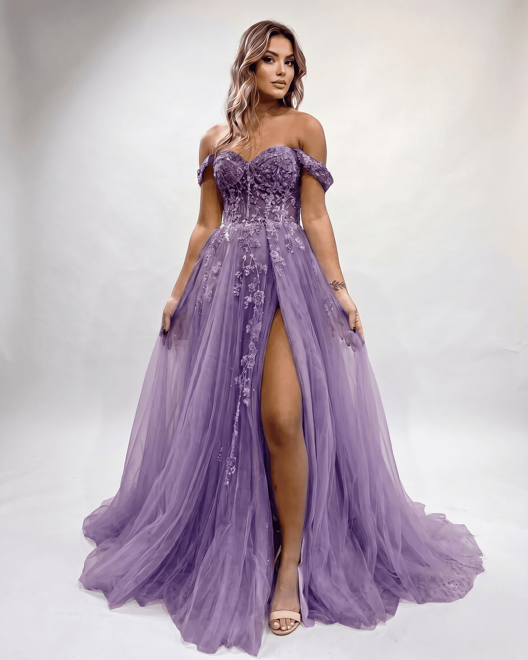 Vestido largo bello con sensual escote corazón y abertura lateral, para una noche especial.