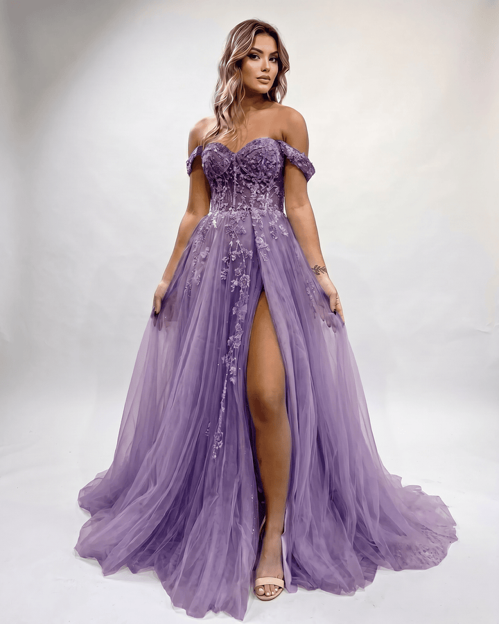 Vestido largo bello con sensual escote corazón y abertura lateral, para una noche especial.