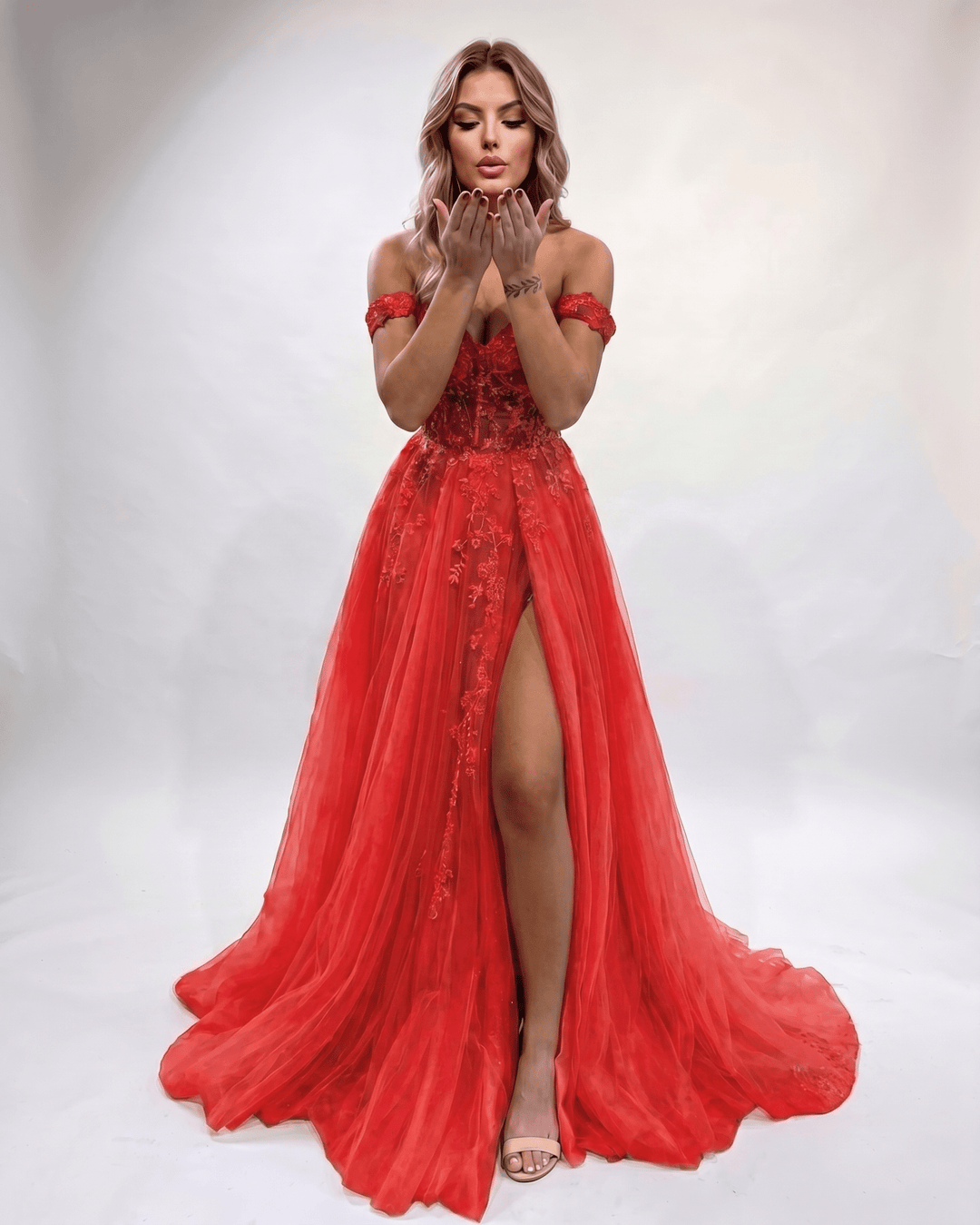 Vestido de noche deslumbrante con escote corazón y abertura lateral, para noche glamurosa.