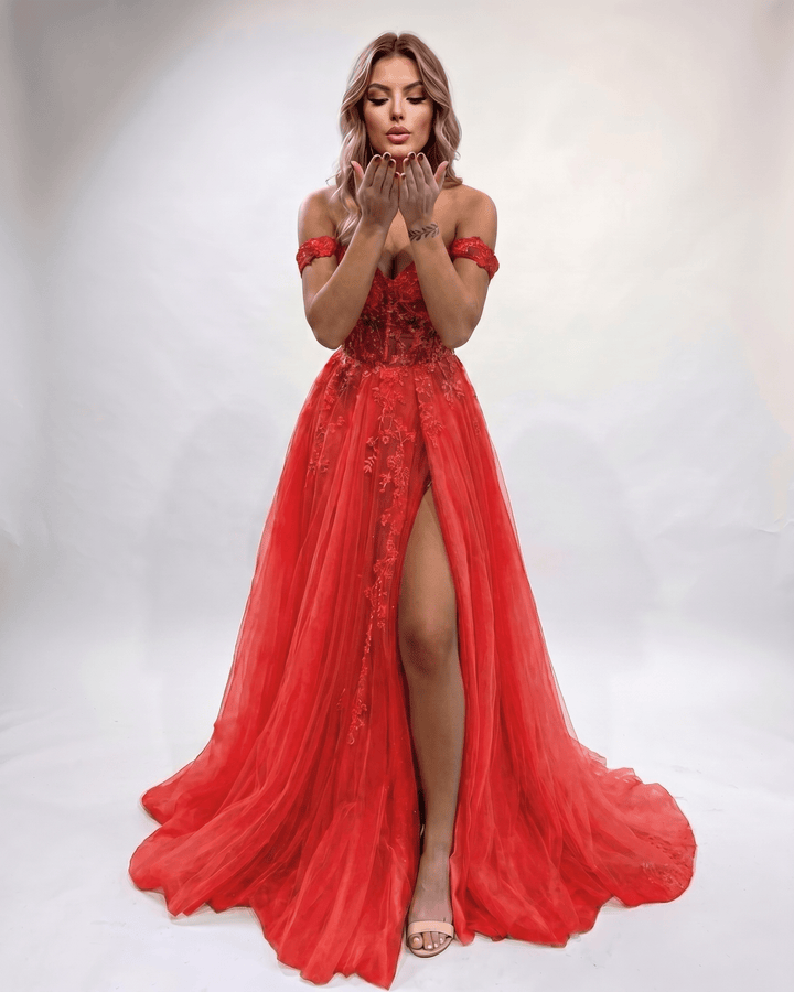 Vestido de noche deslumbrante con escote corazón y abertura lateral, para noche glamurosa.