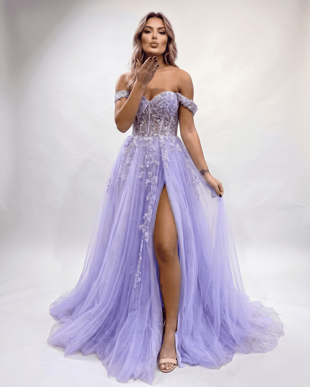 Vestido maxi atractivo con abertura lateral y escote corazón, perfecto para noche especial.