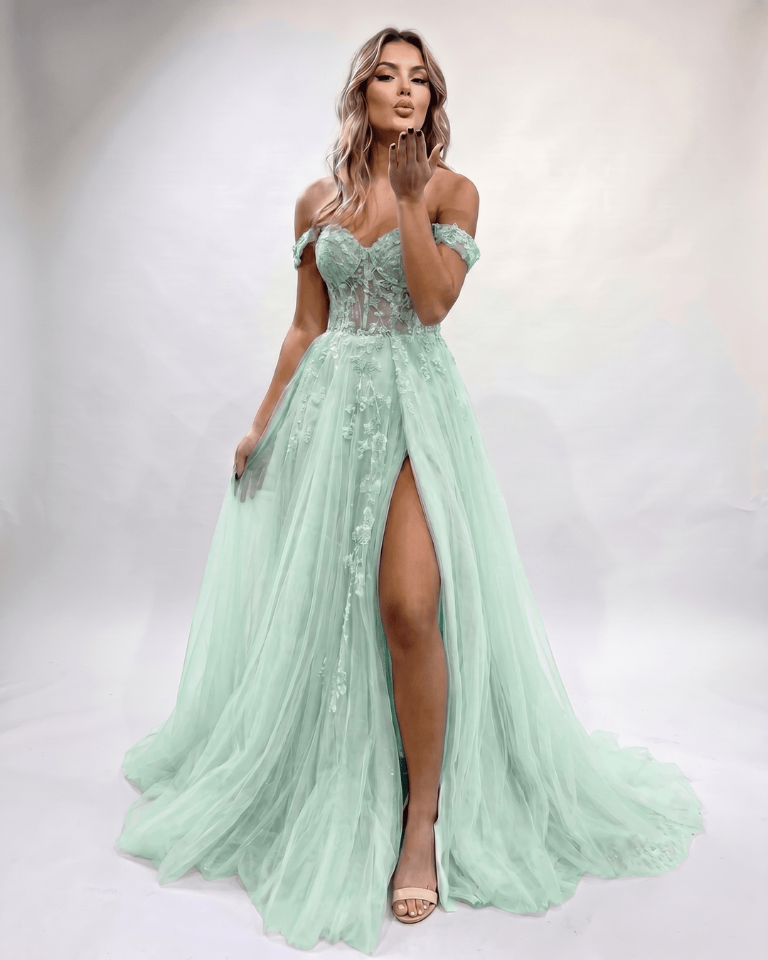 Vestido maxi glamuroso de noche con escote corazón y abertura lateral para graduación.