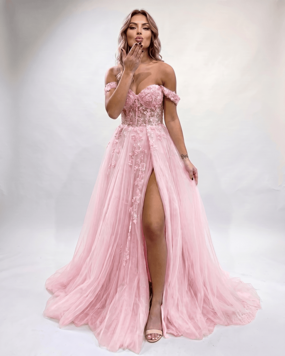 Vestido formal moderno con diseño de escote corazón y abertura lateral. Ideal para eventos.