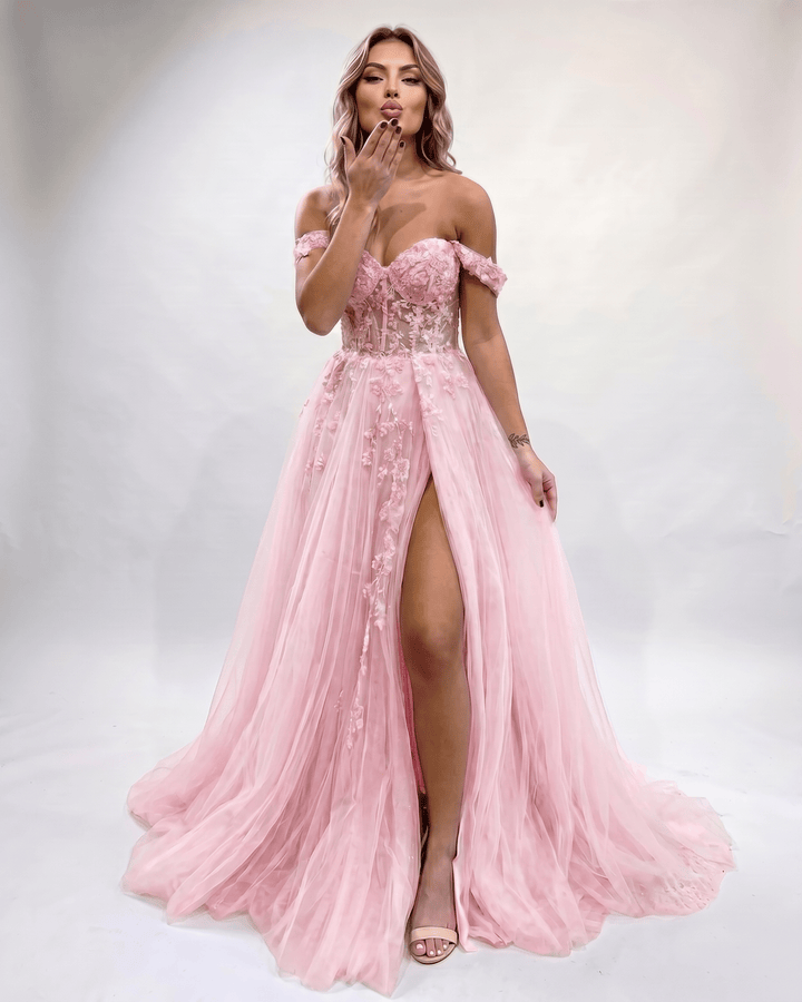 Vestido formal moderno con diseño de escote corazón y abertura lateral. Ideal para eventos.