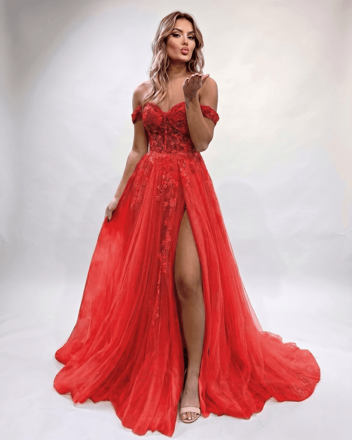 Vestido de noche impresionante con escote corazón y abertura lateral. Estilo maxi formal.