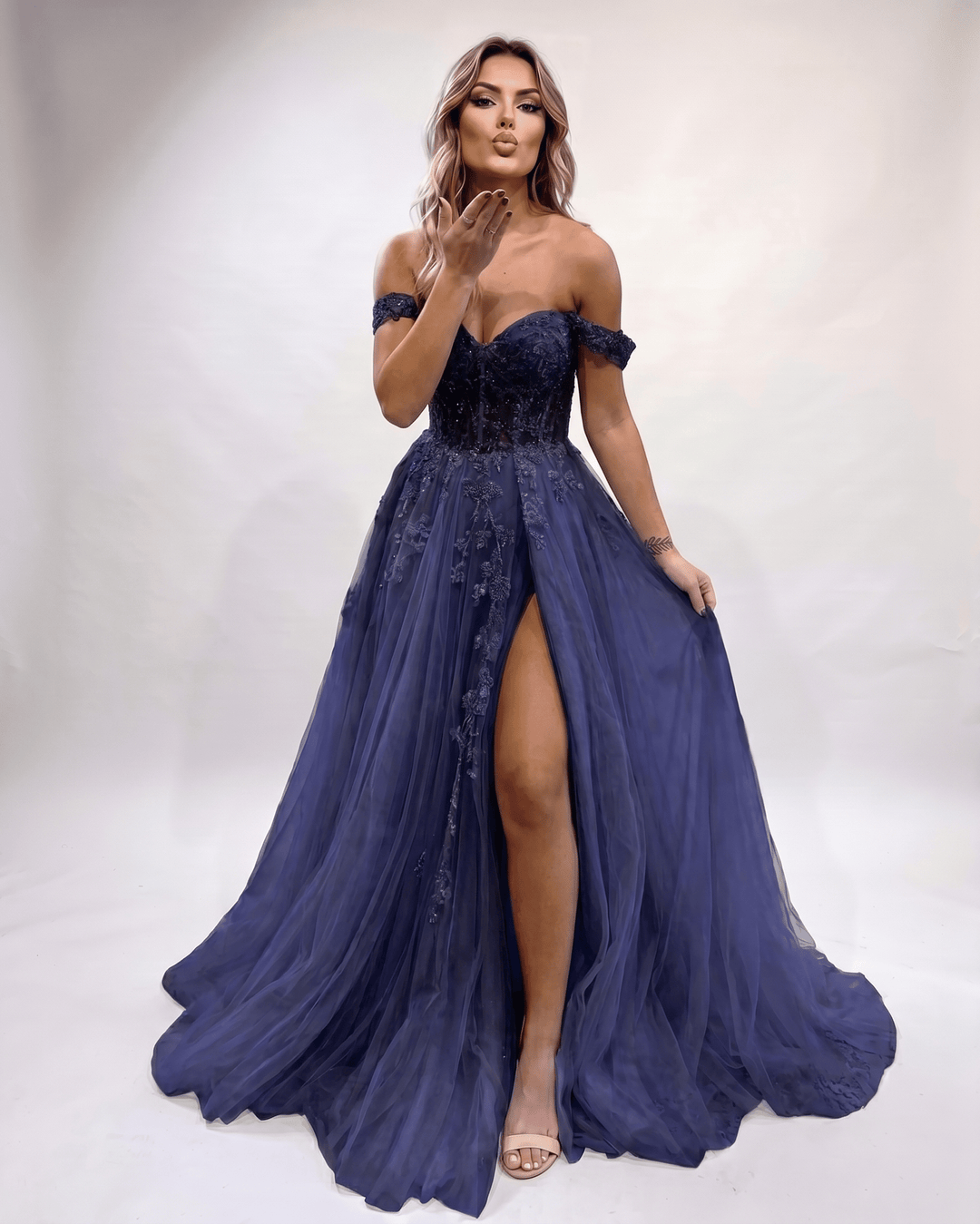 Vestido de noche formal con escote corazón y abertura lateral, para cóctel elegante.