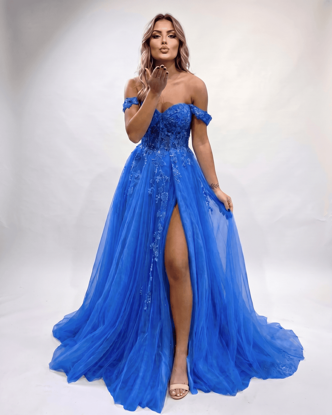 Vestido de noche elegante para mujer, escote corazón y abertura lateral. Ideal para eventos.
