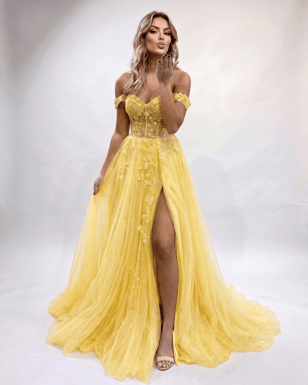 Vestido de fiesta sofisticado con escote corazón y abertura lateral, para graduación.