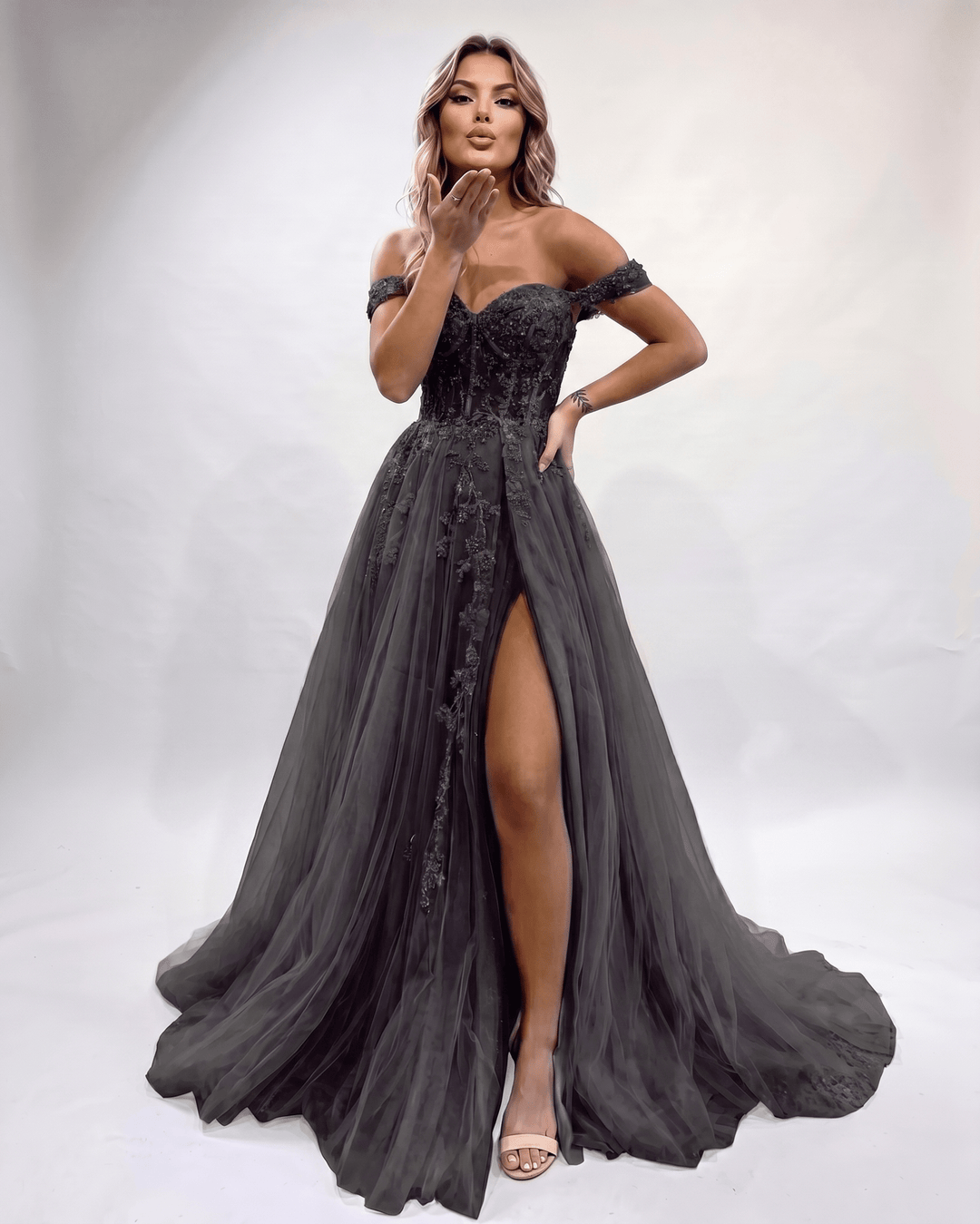 Vestido de fiesta atractivo con abertura lateral y escote corazón. Estilo maxi.