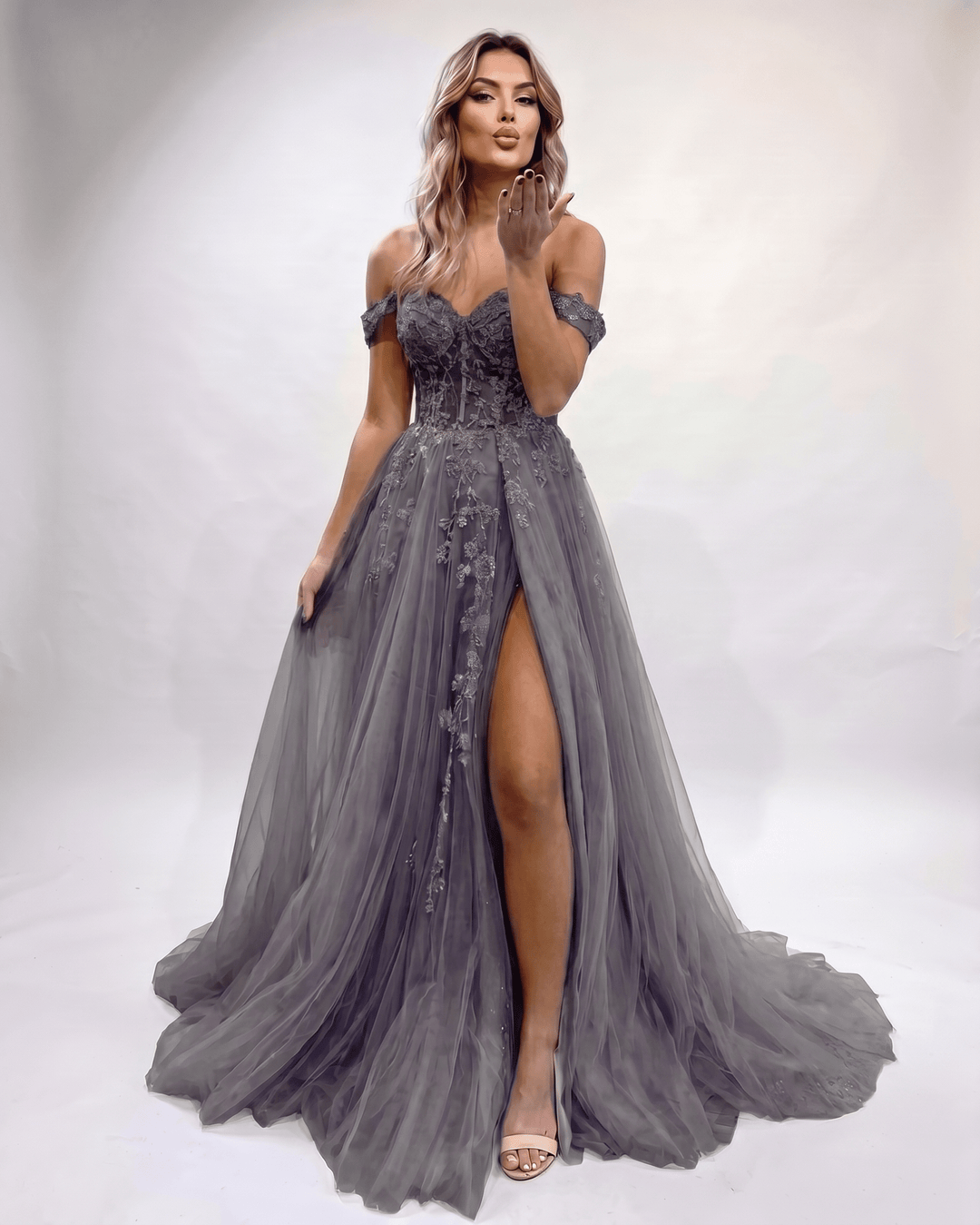 Vestido elegante formal con escote corazón y abertura lateral. Para cóctel.
