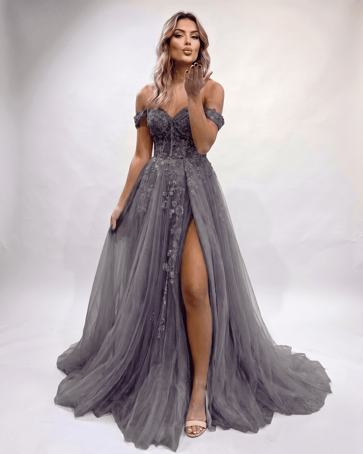 Vestido elegante formal con escote corazón y abertura lateral. Para cóctel.