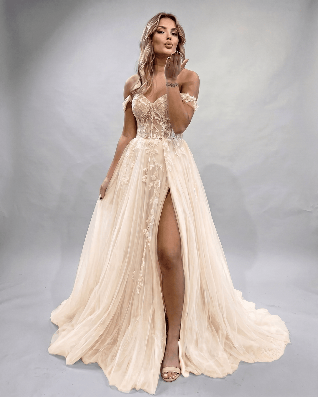 Maxi vestido distinguido con escote corazón y abertura lateral. Estilo formal.