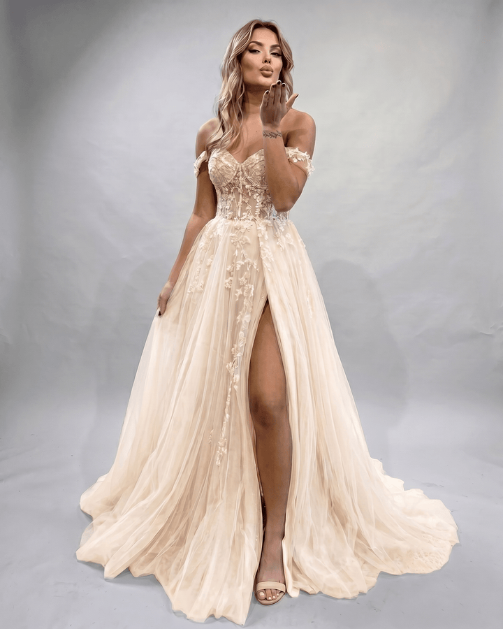 Maxi vestido distinguido con escote corazón y abertura lateral. Estilo formal.