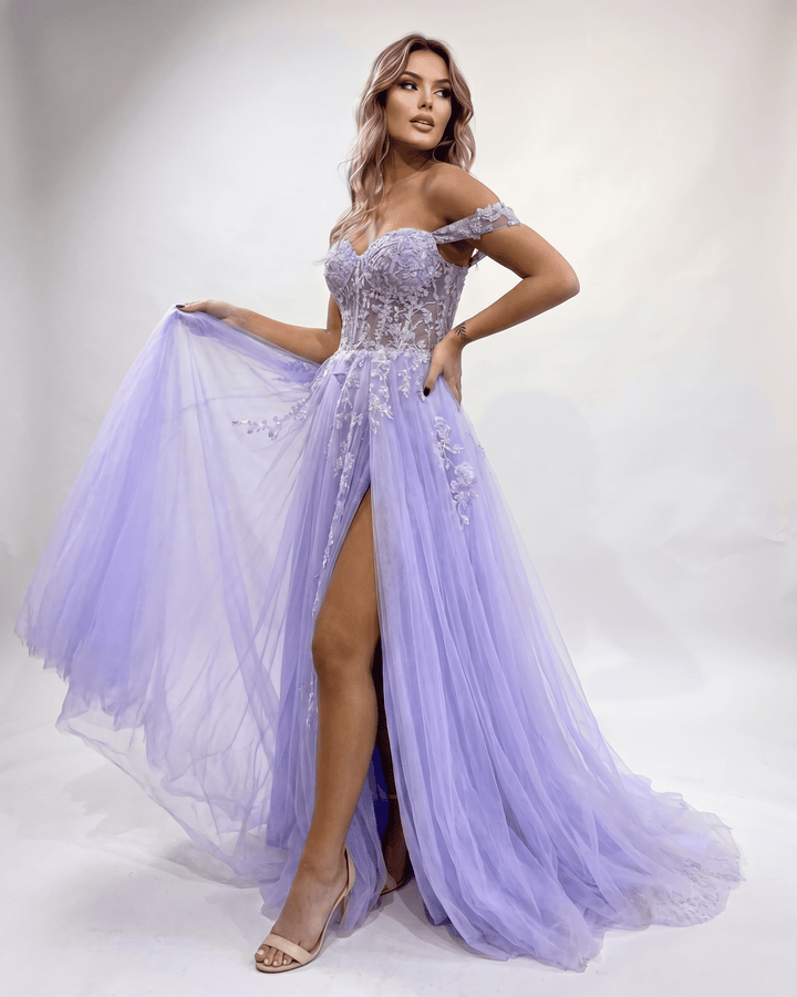 Vestido maxi estiloso para mujer, con escote corazón y abertura lateral.