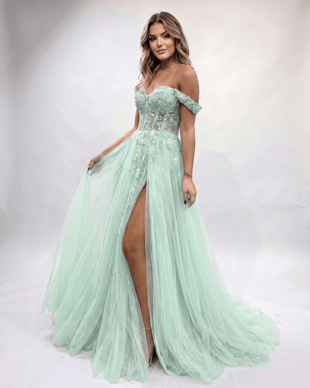 Vestido maxi chic de mujer, con abertura lateral y escote corazón. Perfecto para cóctel.