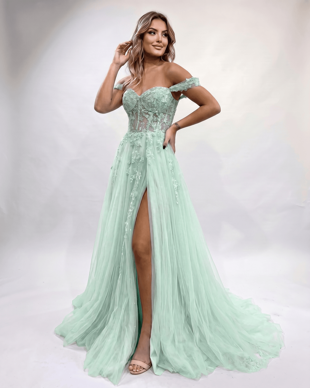 Vestido maxi moderno para fiesta, con diseño de escote corazón y abertura lateral.
