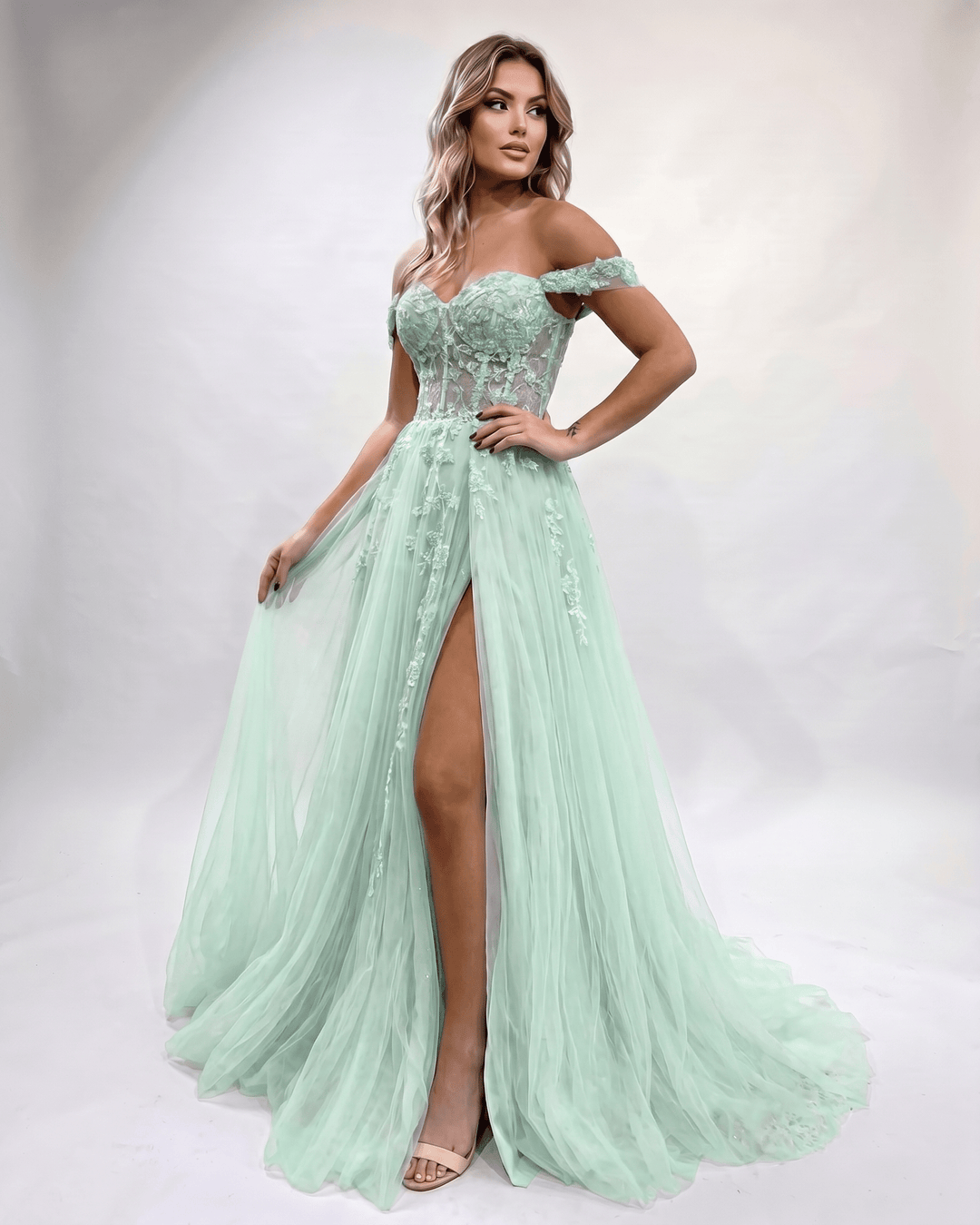 Vestido maxi formal con escote corazón y abertura lateral. Estiloso para eventos formales.
