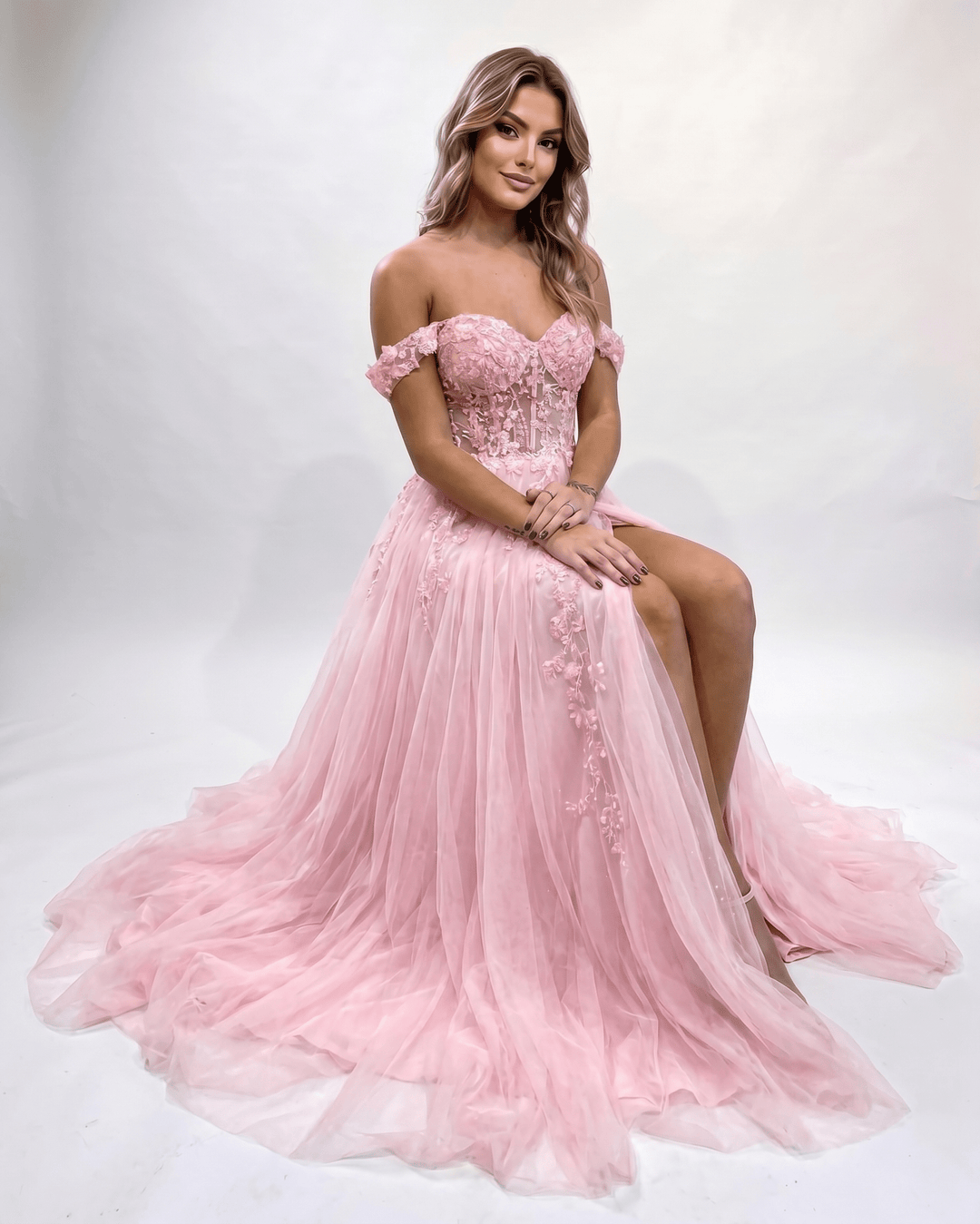 Vestido formal atractivo con abertura lateral y escote corazón, para gala elegante.