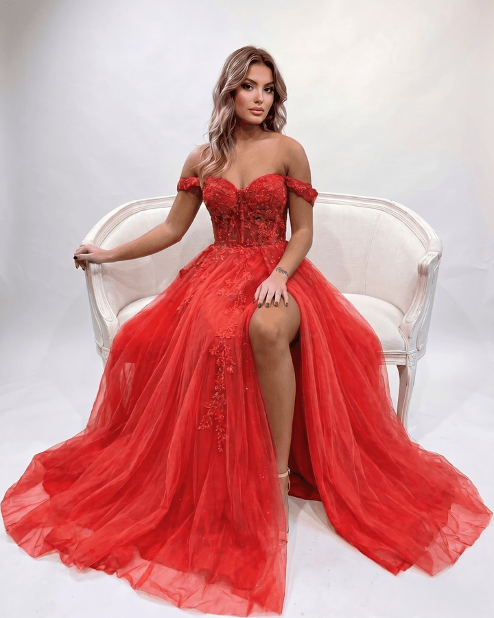 Vestido formal sofisticado con escote corazón y abertura lateral, para invitada de boda.