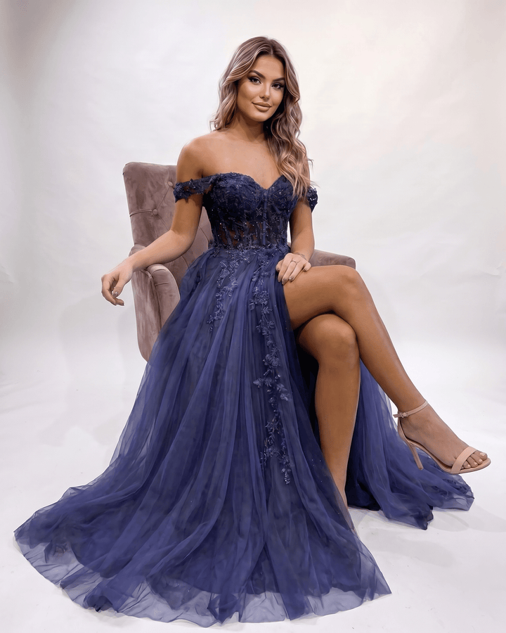 Vestido de noche bello con escote corazón y sensual abertura lateral, para gala.