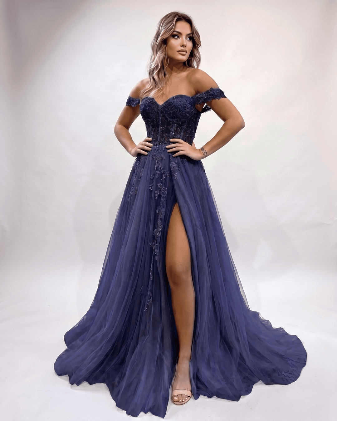 Vestido de noche distinguido con escote corazón y abertura lateral. Para ocasiones formales.