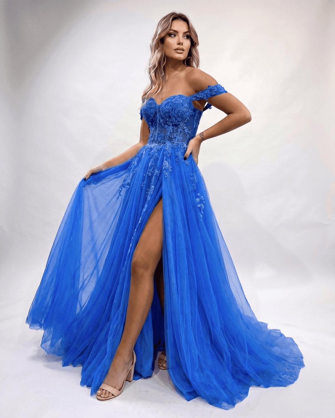 Vestido de noche sofisticado con escote corazón y abertura lateral, perfecto para fiesta.