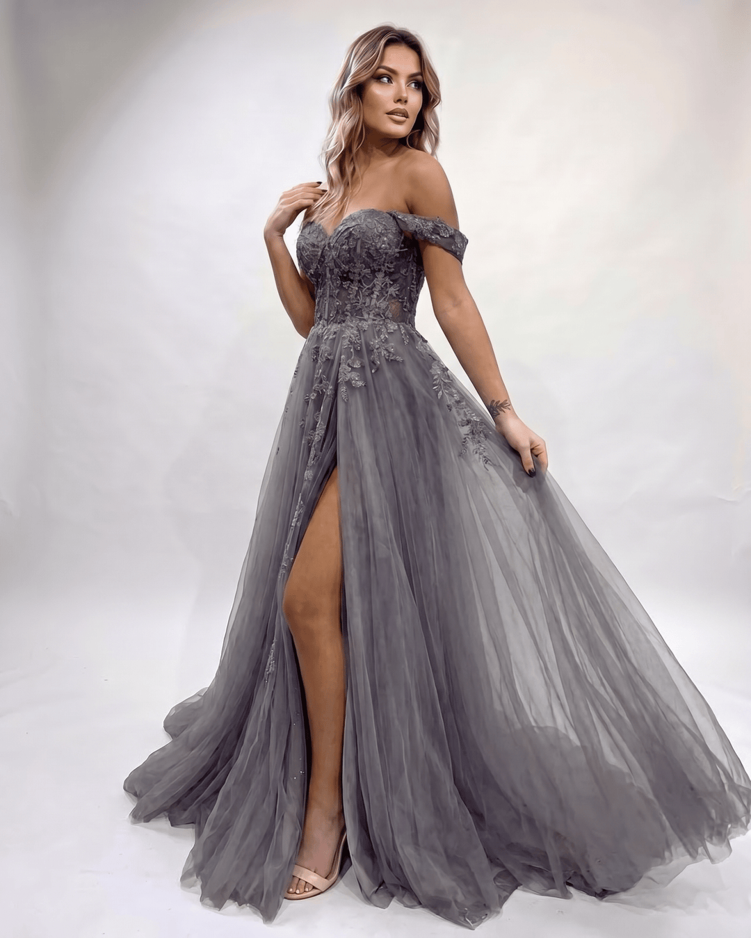 Vestido elegante moderno para mujer, con diseño de escote corazón y abertura lateral.