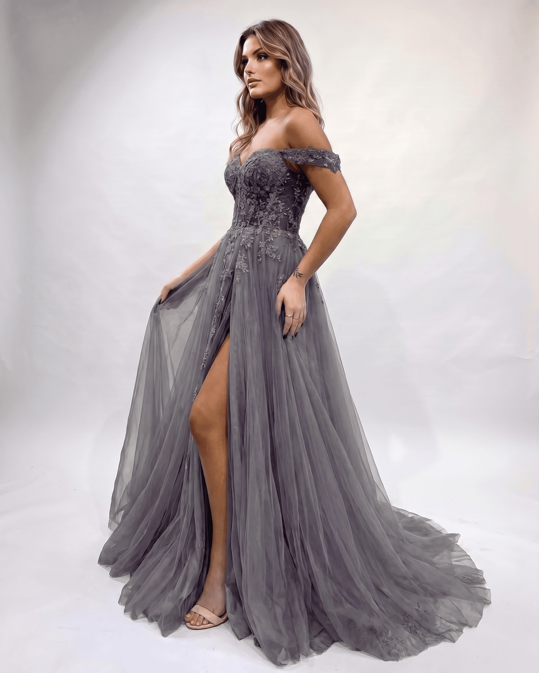 Vestido elegante bello con escote corazón y sensual abertura lateral, para gala.