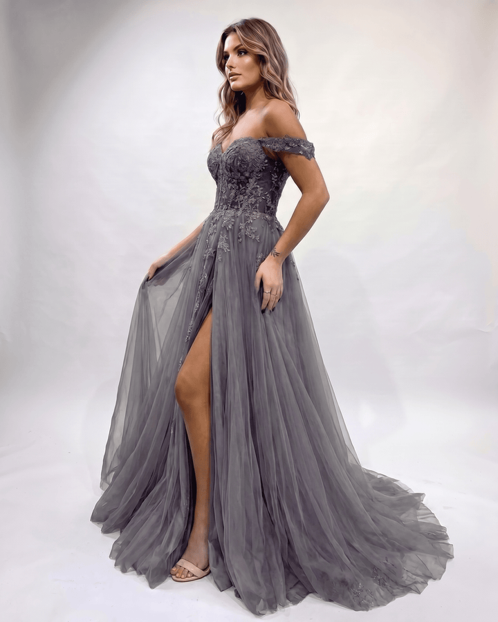 Vestido elegante bello con escote corazón y sensual abertura lateral, para gala.