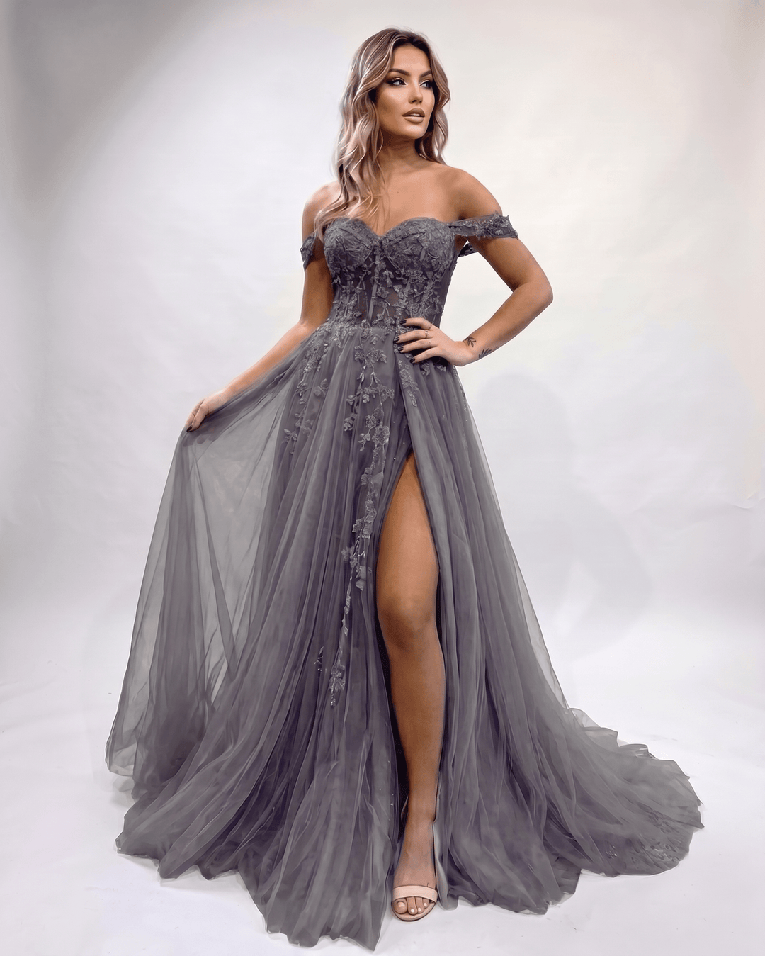 Vestido elegante distinguido con escote corazón y abertura lateral. Para eventos formales.