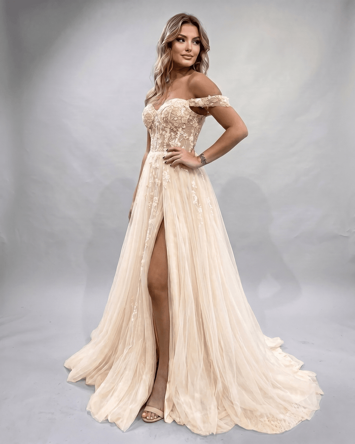 Maxi vestido bello con sensual escote corazón y abertura lateral, para una noche perfecta.