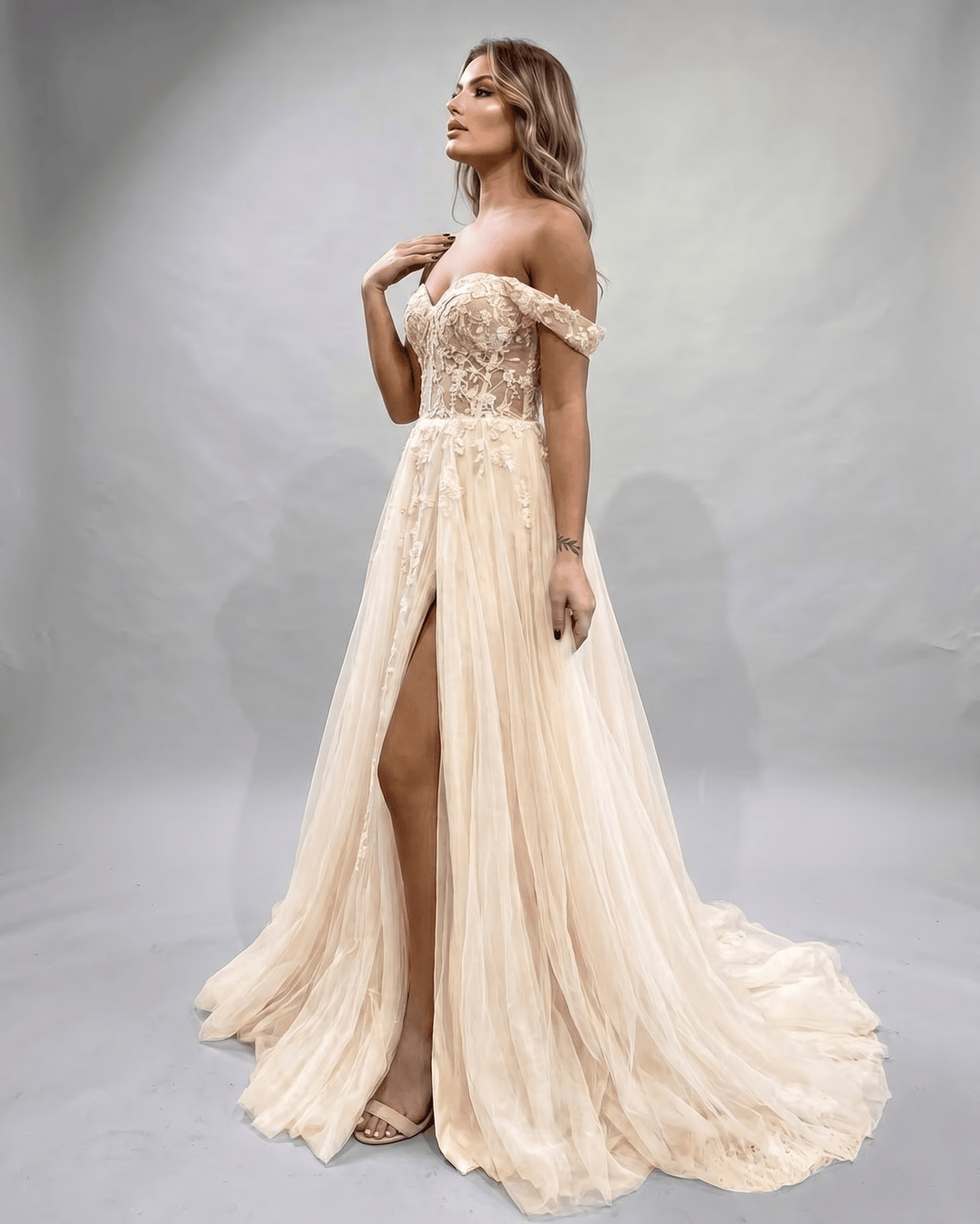 Maxi vestido deslumbrante para graduación, escote corazón y abertura lateral.