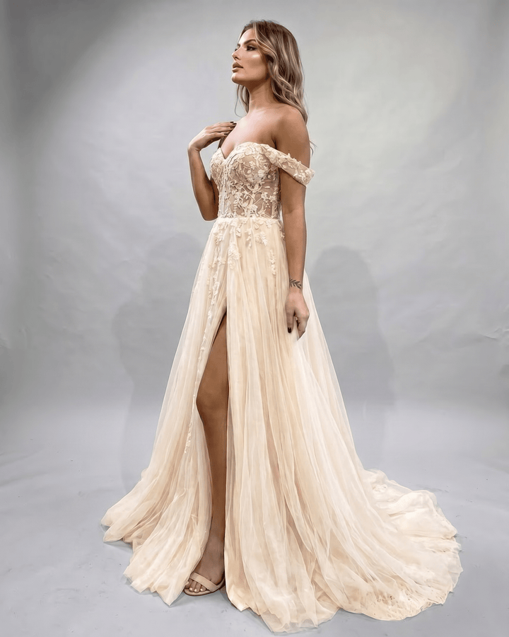 Maxi vestido deslumbrante para graduación, escote corazón y abertura lateral.