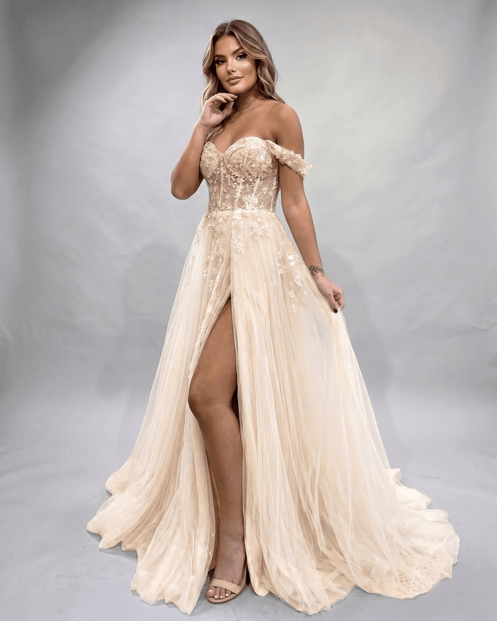 Maxi vestido atractivo con abertura lateral y escote corazón. Ideal para fiesta formal.