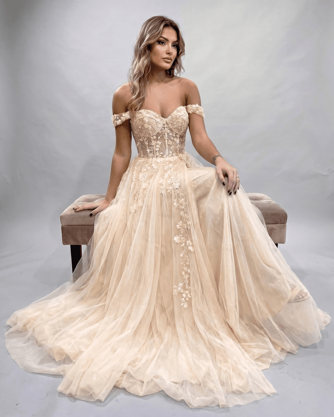 Vestido largo elegante de mujer con escote corazón y abertura lateral. Ideal para noche.